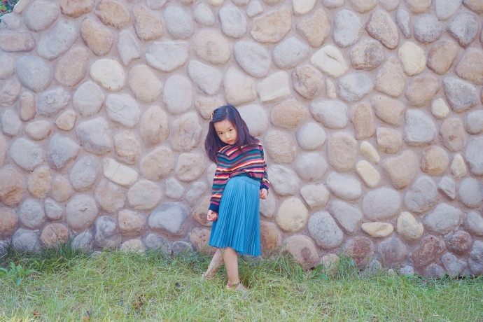 董璇|董璇女儿近照曝光，4岁小酒窝身穿潮装超会凹造型，十足小明星