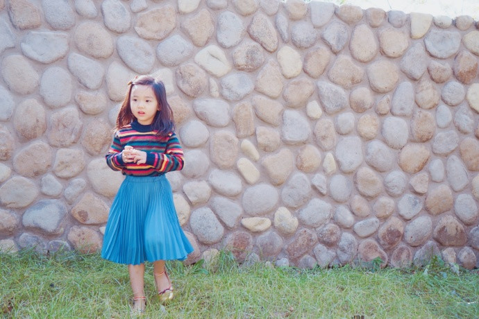 董璇|董璇女儿近照曝光，4岁小酒窝身穿潮装超会凹造型，十足小明星