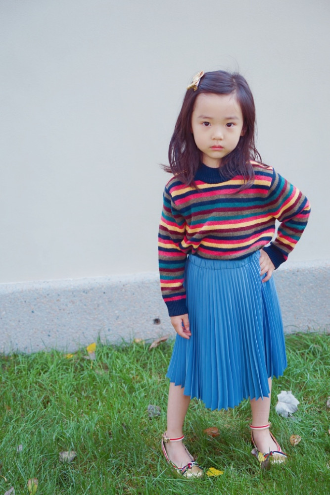 董璇|董璇女儿近照曝光，4岁小酒窝身穿潮装超会凹造型，十足小明星