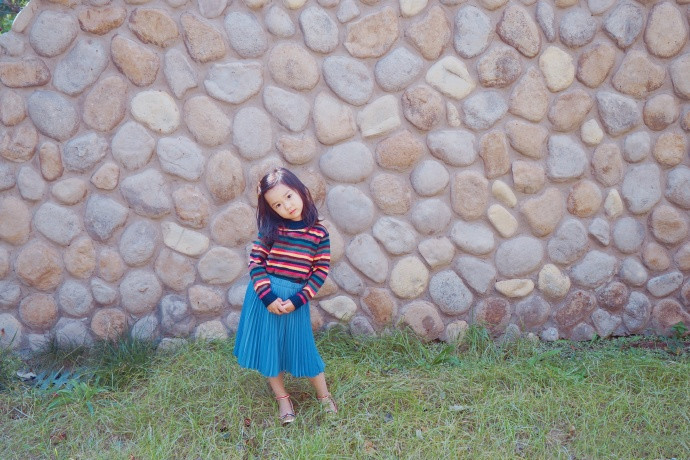 董璇|董璇女儿近照曝光，4岁小酒窝身穿潮装超会凹造型，十足小明星