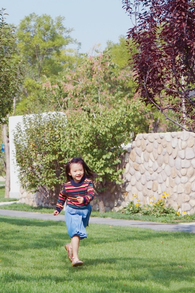 董璇|董璇女儿近照曝光，4岁小酒窝身穿潮装超会凹造型，十足小明星