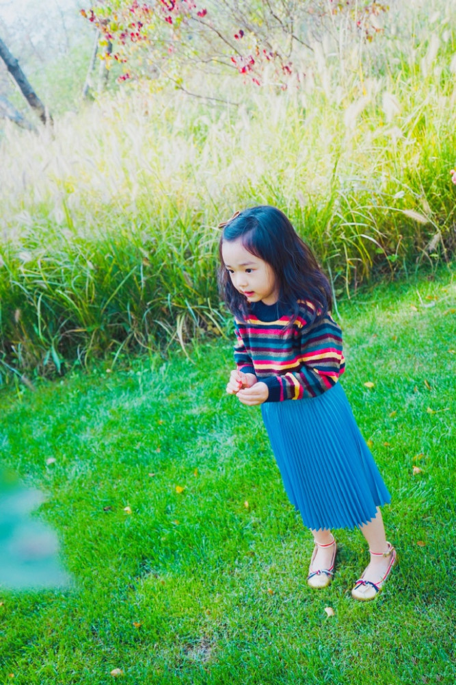 董璇|董璇女儿近照曝光，4岁小酒窝身穿潮装超会凹造型，十足小明星