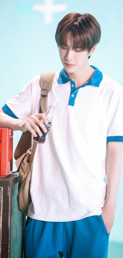 王一博校服照被疯传谁注意脚上的鞋子是对学生身份最大的尊重