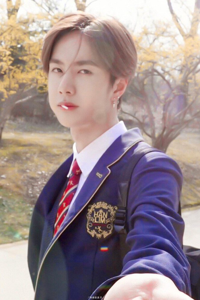 王一博校服照被疯传谁注意脚上的鞋子是对学生身份最大的尊重