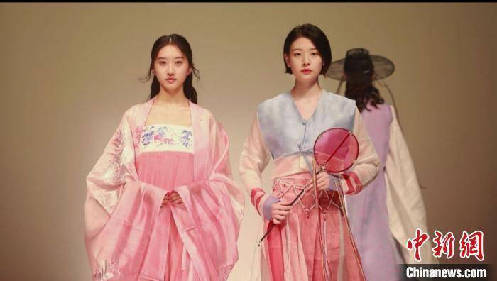 吴竹逸|“90后”海归硕士自创汉服品牌：“与子同袍，瑶之光华”