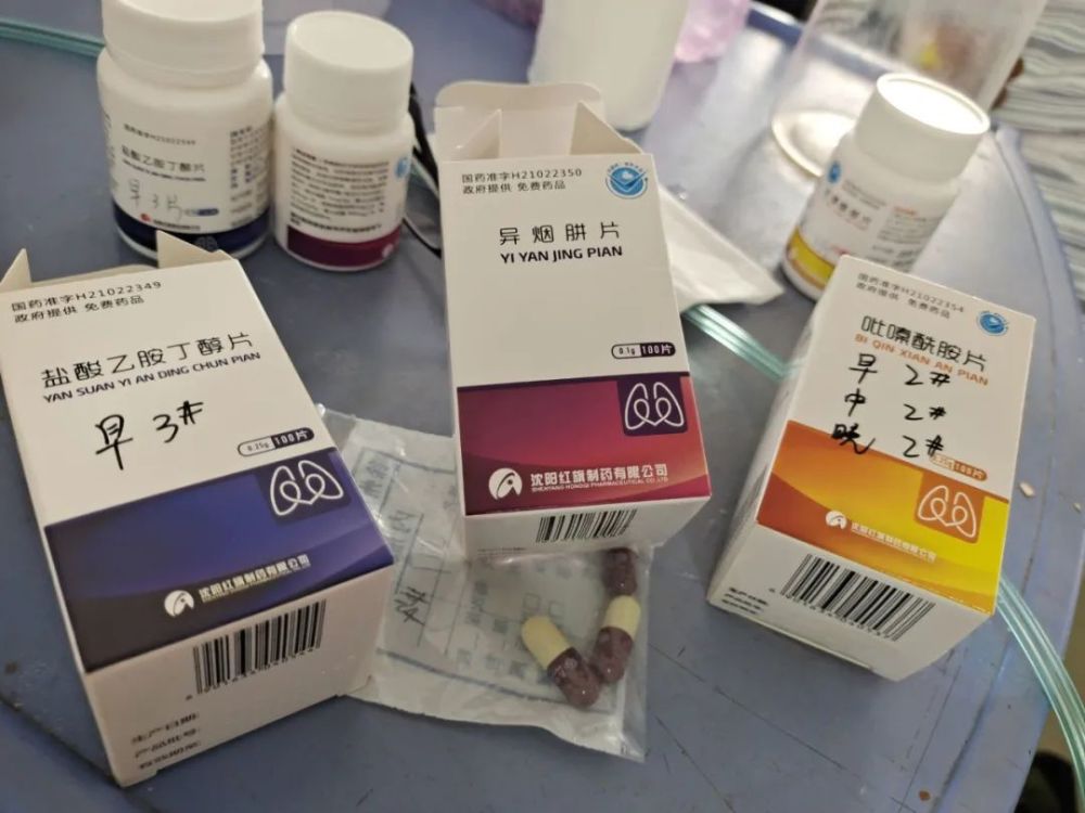 接受肺结核治疗陈斌14日确诊后开始接受治疗,每天输液5瓶,吃异烟肼片