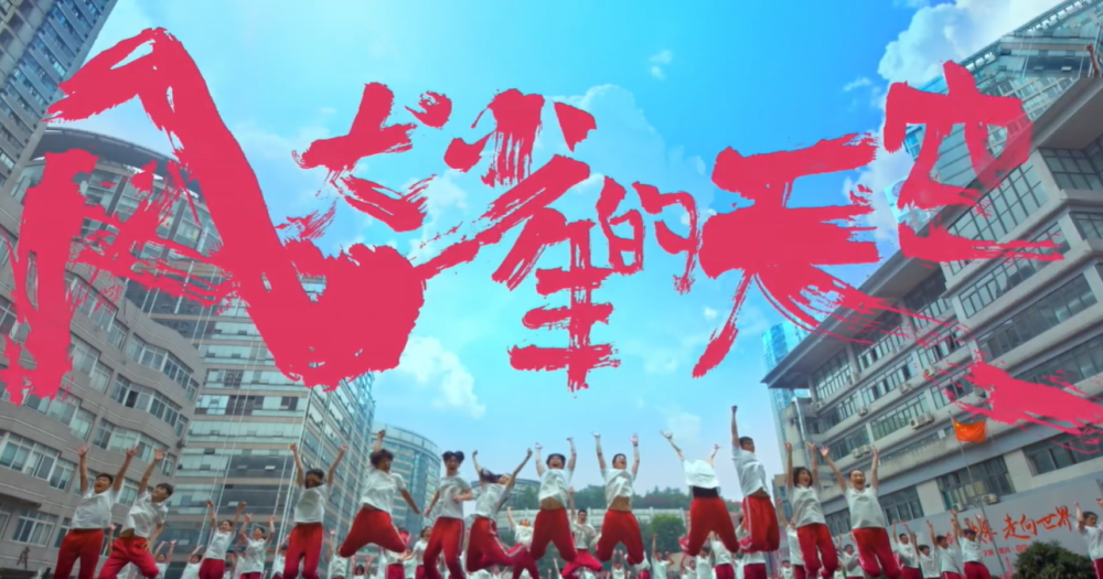 能够把"追风少年"的顽皮演绎得很有自信,看似吊儿郎当的男主角,实际上