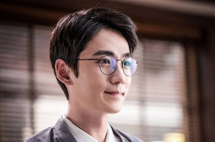 朱一龙|朱一龙无惧隐婚风波，参加北电70周年院庆，生图流出眼角纹不明显