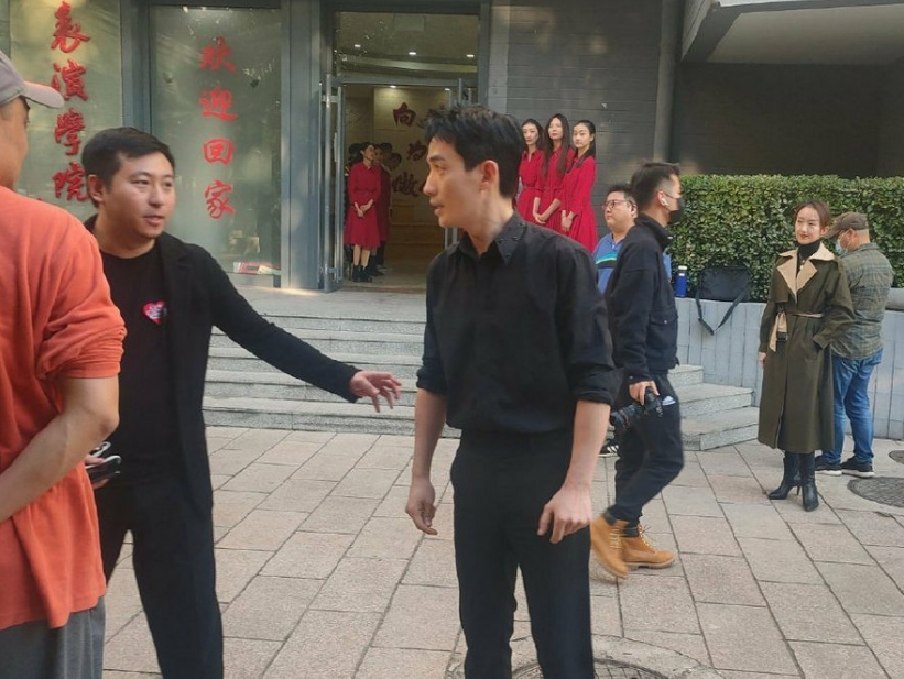 朱一龙|朱一龙无惧隐婚风波，参加北电70周年院庆，生图流出眼角纹不明显