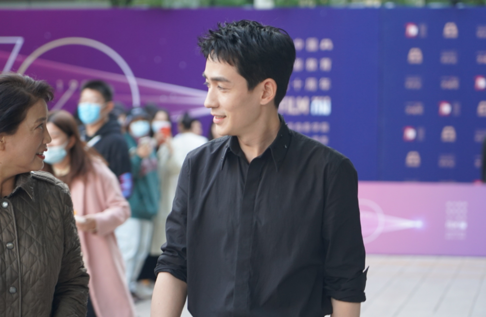 朱一龙|打脸黑粉！朱一龙亲自参加校庆，与学妹的合照让小笼包酸了