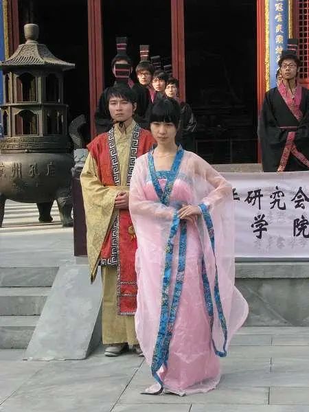 古代常行"趋礼",即地位低的人在地位高的人面前走