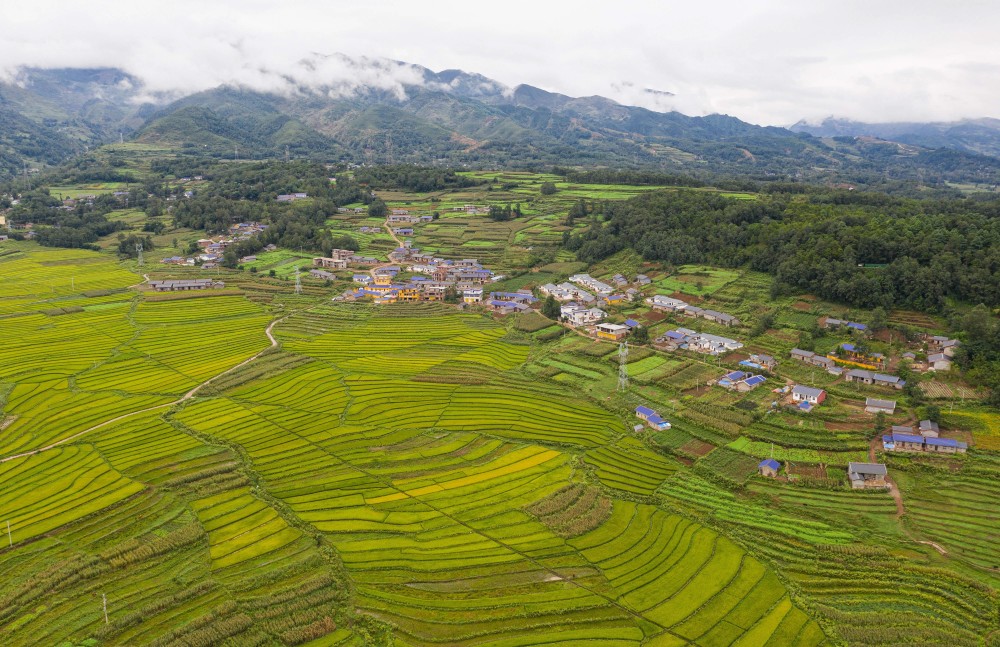 成都,2020年10月17日鸟瞰大凉山腹地昭觉县俯瞰昭觉县城城北乡瓦古村