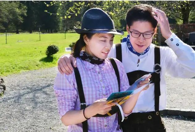 郭晶晶|郭晶晶罕晒夫妻自拍，霍启刚弯腰配合超贴心，结婚8年仍像热恋