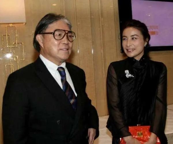 郭晶晶|郭晶晶罕晒夫妻自拍，霍启刚弯腰配合超贴心，结婚8年仍像热恋