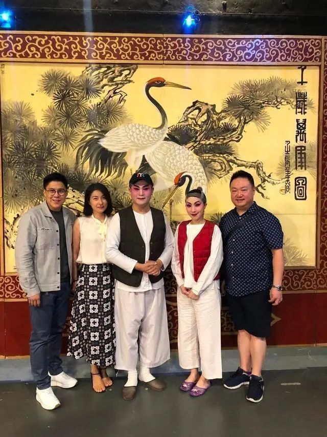 郭晶晶|郭晶晶罕晒夫妻自拍，霍启刚弯腰配合超贴心，结婚8年仍像热恋