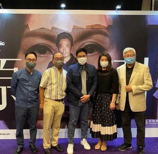 郭晶晶|郭晶晶罕晒夫妻自拍，霍启刚弯腰配合超贴心，结婚8年仍像热恋