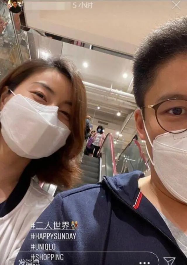 郭晶晶|郭晶晶罕晒夫妻自拍，霍启刚弯腰配合超贴心，结婚8年仍像热恋