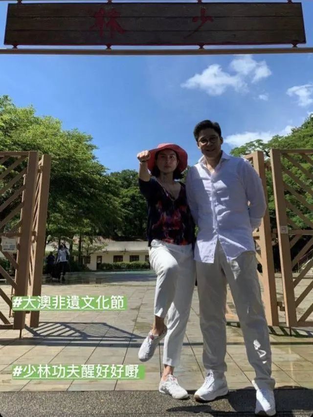 郭晶晶|郭晶晶罕晒夫妻自拍，霍启刚弯腰配合超贴心，结婚8年仍像热恋