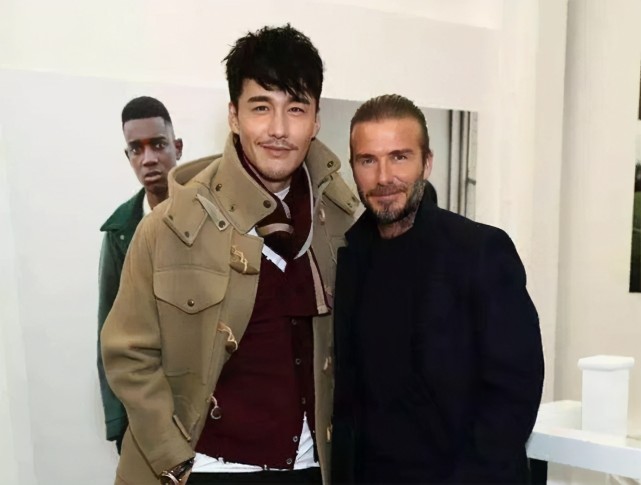 49岁的胡兵穿22年前西服很合身,不愧是首席男模,22年身材没变过