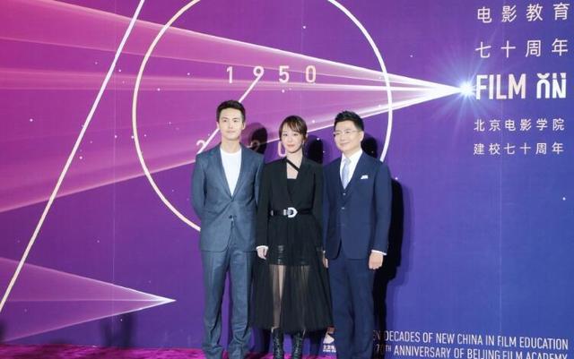 杨幂|北电校庆众女星红毯斗艳：杨幂姚晨牵手同框，关晓彤杨紫秀长腿