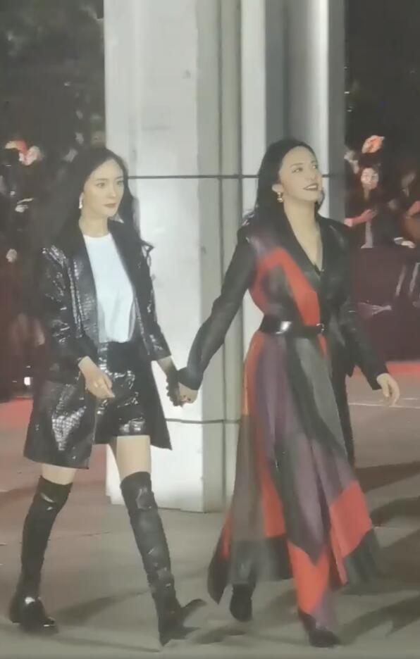 杨幂|北电校庆众女星红毯斗艳：杨幂姚晨牵手同框，关晓彤杨紫秀长腿