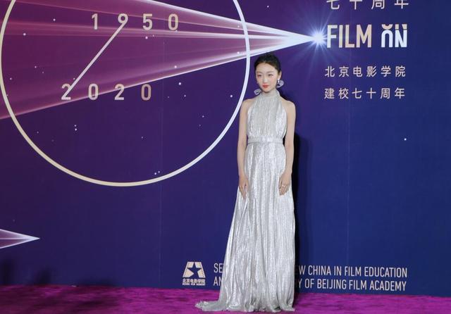 杨幂|北电校庆众女星红毯斗艳：杨幂姚晨牵手同框，关晓彤杨紫秀长腿