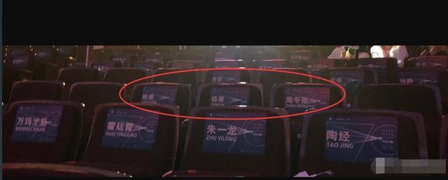 杨幂|北电校庆众女星红毯斗艳：杨幂姚晨牵手同框，关晓彤杨紫秀长腿