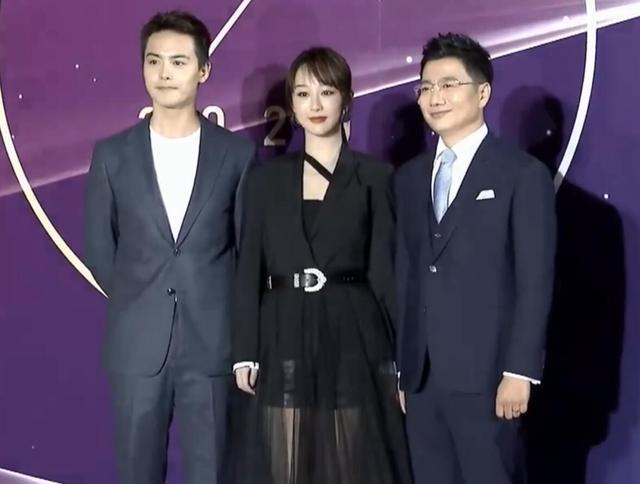 杨幂|北电校庆众女星红毯斗艳：杨幂姚晨牵手同框，关晓彤杨紫秀长腿