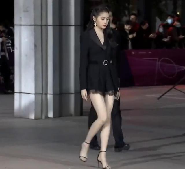 杨幂|北电校庆众女星红毯斗艳：杨幂姚晨牵手同框，关晓彤杨紫秀长腿