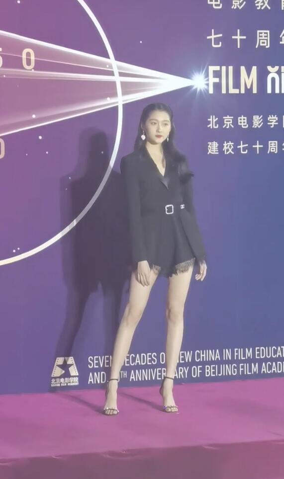 杨幂|北电校庆众女星红毯斗艳：杨幂姚晨牵手同框，关晓彤杨紫秀长腿