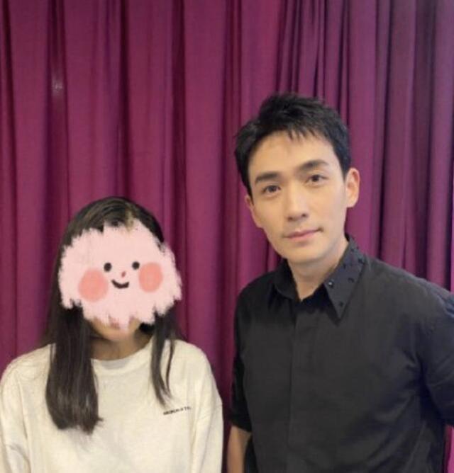 杨幂|北电校庆众女星红毯斗艳：杨幂姚晨牵手同框，关晓彤杨紫秀长腿