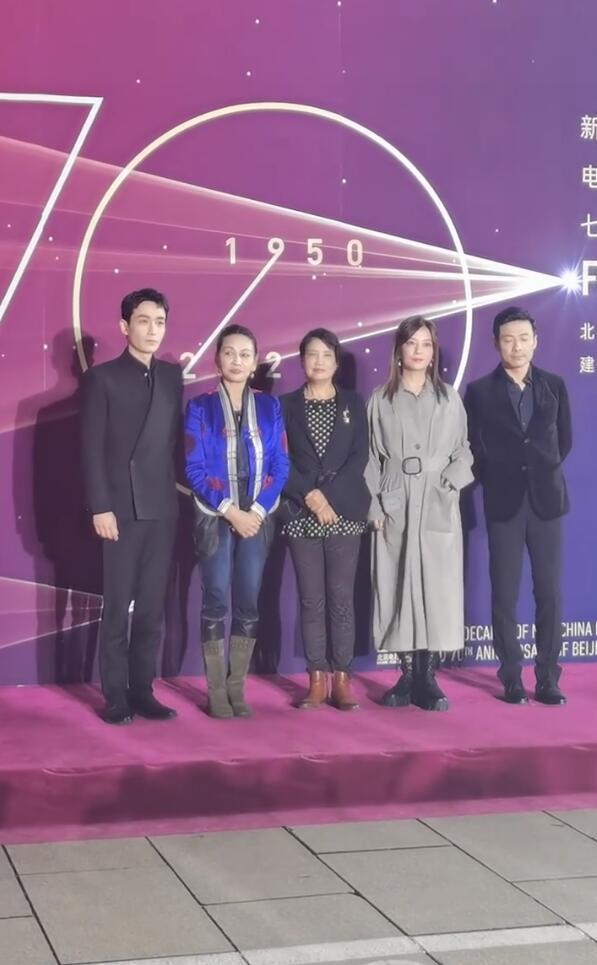 杨幂|北电校庆众女星红毯斗艳：杨幂姚晨牵手同框，关晓彤杨紫秀长腿