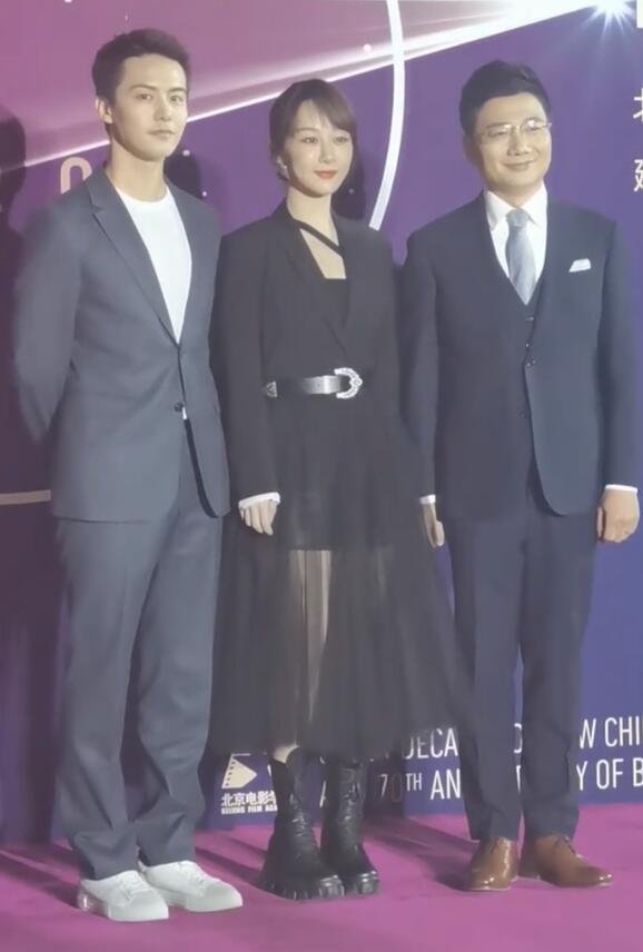 杨幂|北电校庆众女星红毯斗艳：杨幂姚晨牵手同框，关晓彤杨紫秀长腿