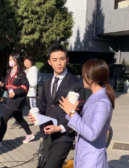 杨幂|北电校庆众女星红毯斗艳：杨幂姚晨牵手同框，关晓彤杨紫秀长腿