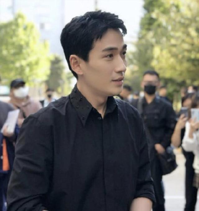 杨幂|北电校庆众女星红毯斗艳：杨幂姚晨牵手同框，关晓彤杨紫秀长腿