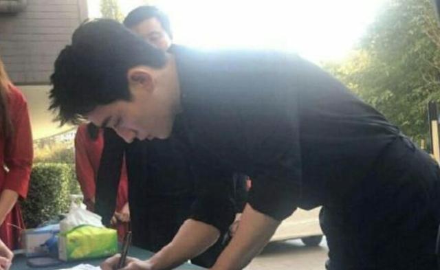 杨幂|北电校庆众女星红毯斗艳：杨幂姚晨牵手同框，关晓彤杨紫秀长腿