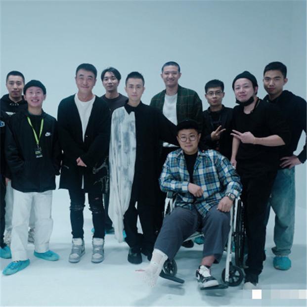 秦奋华丽逆袭新自拍暴露175cm身高网友鞋子12cm