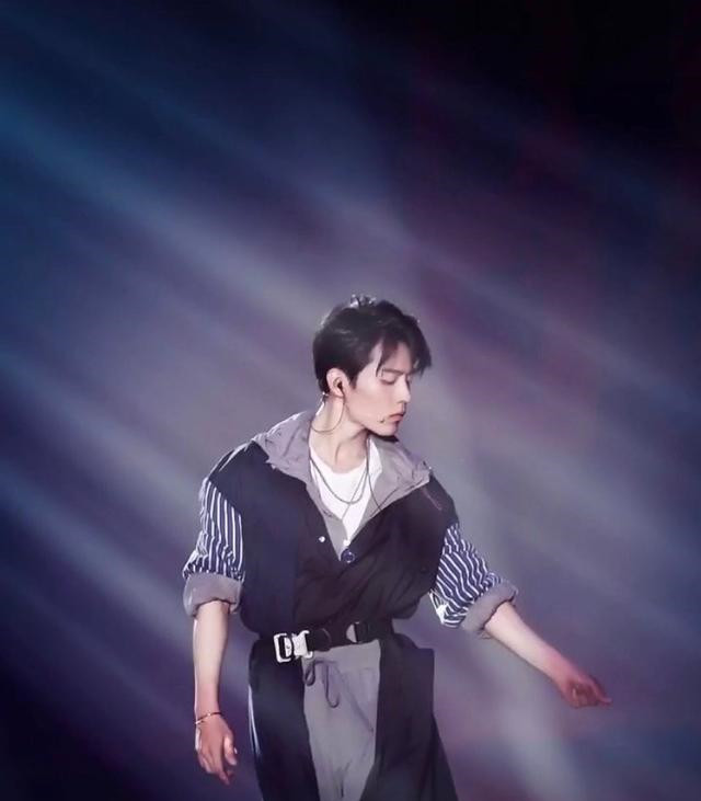 肖战更新健身自拍,配文"努力搬砖","碳烤兔爪"重出江湖