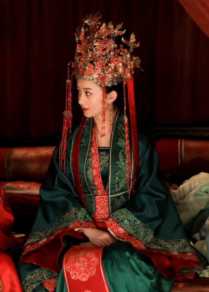 同样是绿色嫁衣赵丽颖最美安以轩最贵气