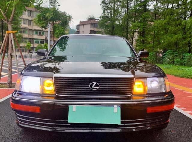 清晨遇到25岁的凌志ls40095年上牌如今车主发已白