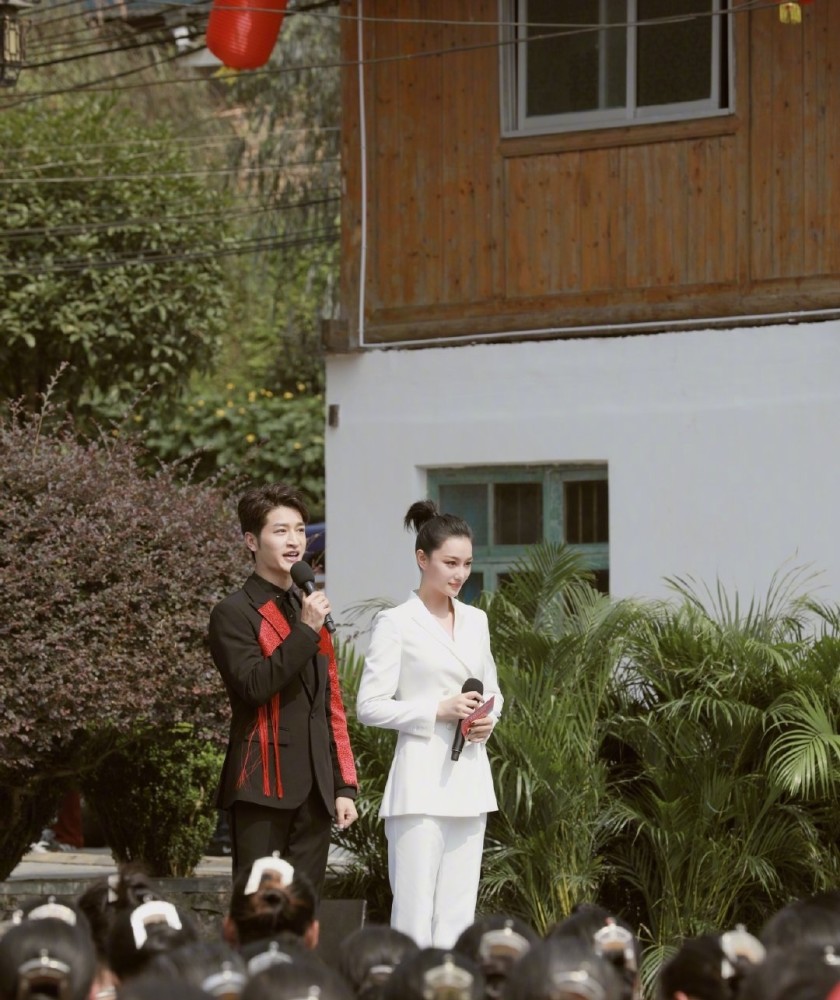 张馨予|张馨予官宣新身份，仅仅3个字引粉丝期待，能看出何捷挑老婆的眼光了