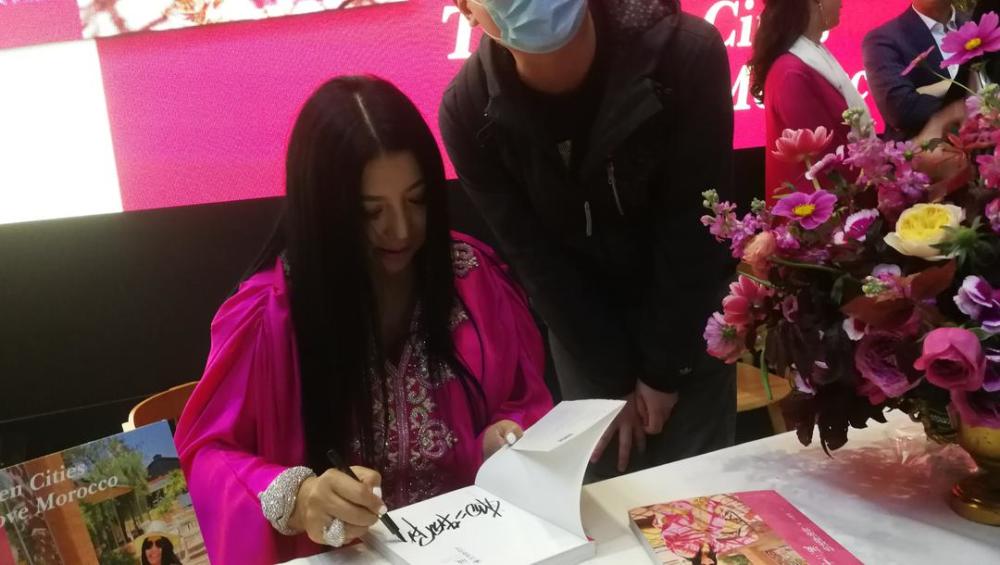 杨二车娜姆|杨二车娜姆第19本书亮相 希望成为冬日水粉色的爱