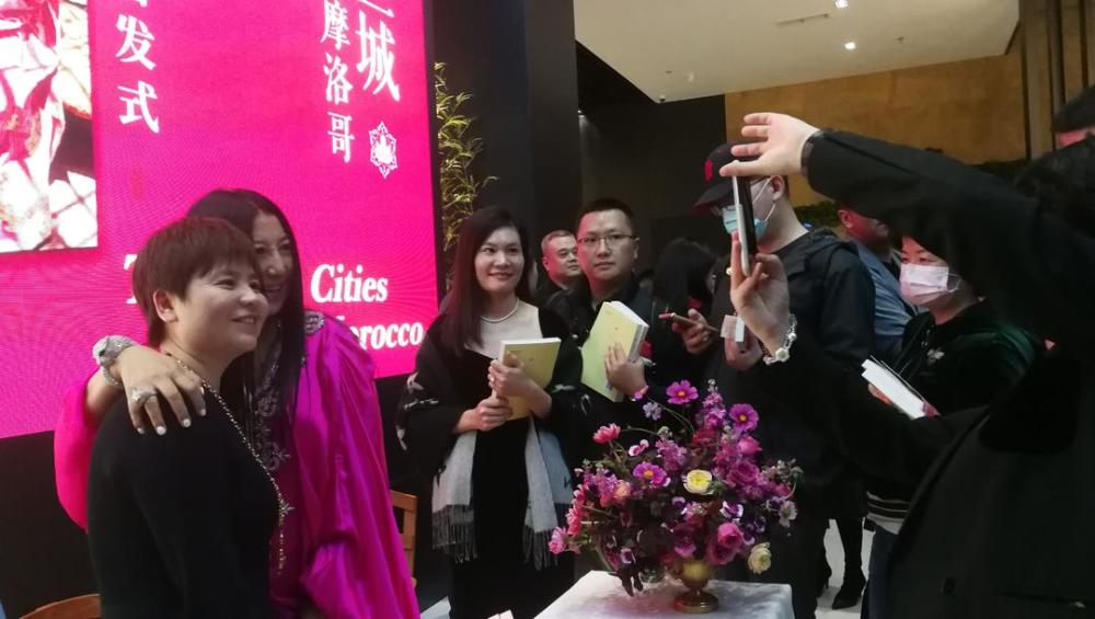 杨二车娜姆|杨二车娜姆第19本书亮相 希望成为冬日水粉色的爱