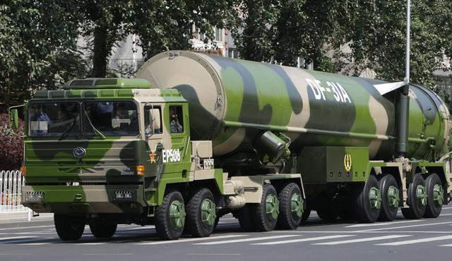 而我们的东风-31精准度大约在100米左右,而且还能搭载牵引车和发射车