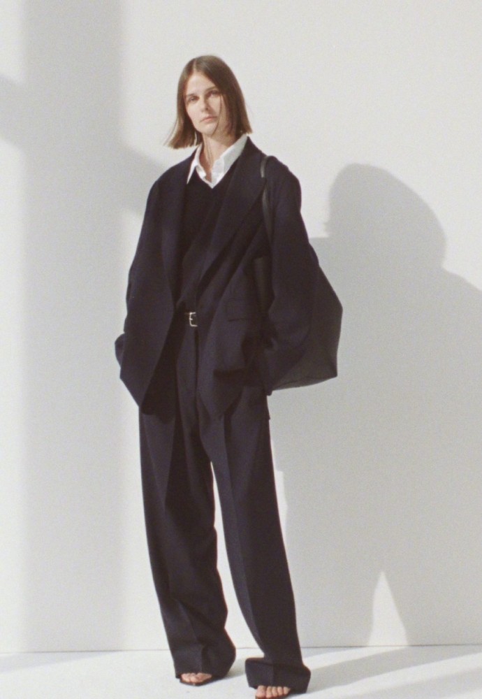 经典黑白配,将气质展现的淋漓尽致,打造最时尚的美