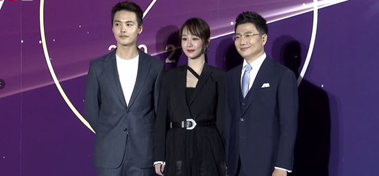 周冬雨|北电校庆群像：杨紫脸肿腿粗，关晓彤长腿惊艳，周冬雨展影后风采