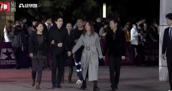 周冬雨|北电校庆群像：杨紫脸肿腿粗，关晓彤长腿惊艳，周冬雨展影后风采