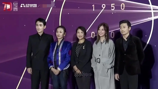 周冬雨|北电校庆群像：杨紫脸肿腿粗，关晓彤长腿惊艳，周冬雨展影后风采