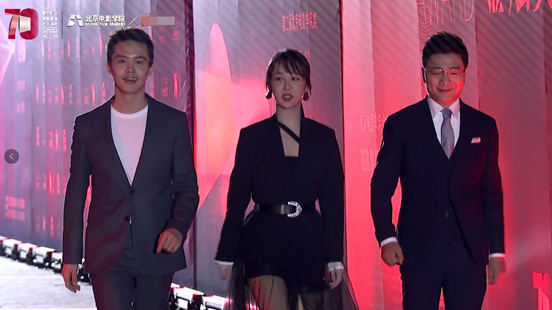 周冬雨|北电校庆群像：杨紫脸肿腿粗，关晓彤长腿惊艳，周冬雨展影后风采