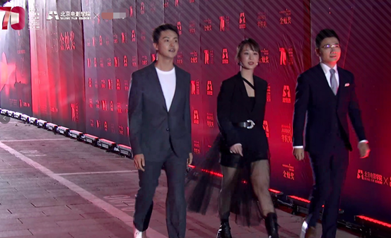 周冬雨|北电校庆群像：杨紫脸肿腿粗，关晓彤长腿惊艳，周冬雨展影后风采